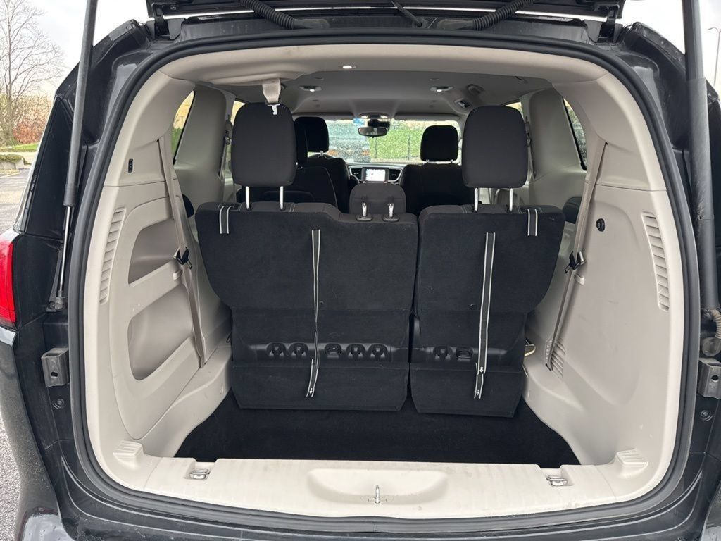 Used 2024 Chrysler Voyager LX FWD image 8