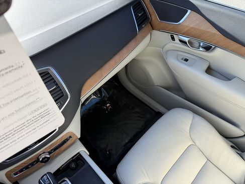Certified 2022 Volvo XC90 T6 Momentum w/ Climate Package image 33