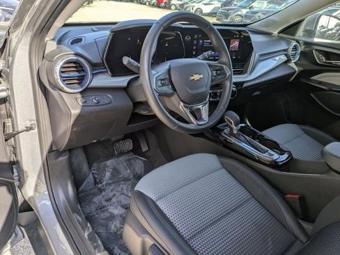 Used 2025 Chevrolet Trax LT w/ LT Convenience Package image 5