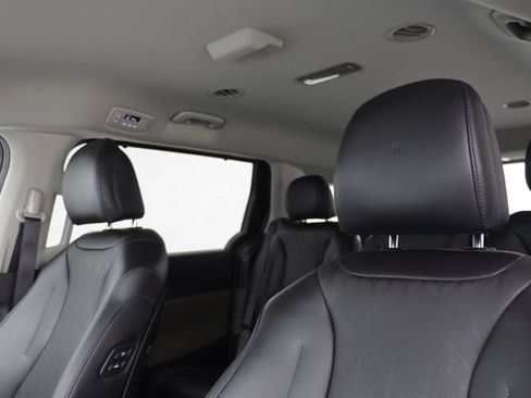 Used 2025 Kia Carnival EX FWD image 13