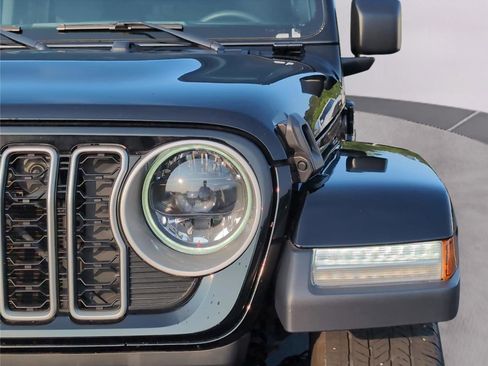 Used 2025 Jeep Wrangler Sahara AWD/4WD image 36