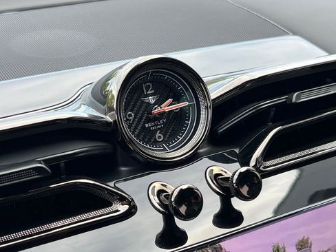 Used 2025 Bentley Bentayga image 29