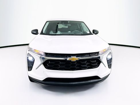 Used 2025 Chevrolet Trax LS image 2