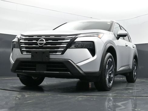 Used 2024 Nissan Rogue SV image 35