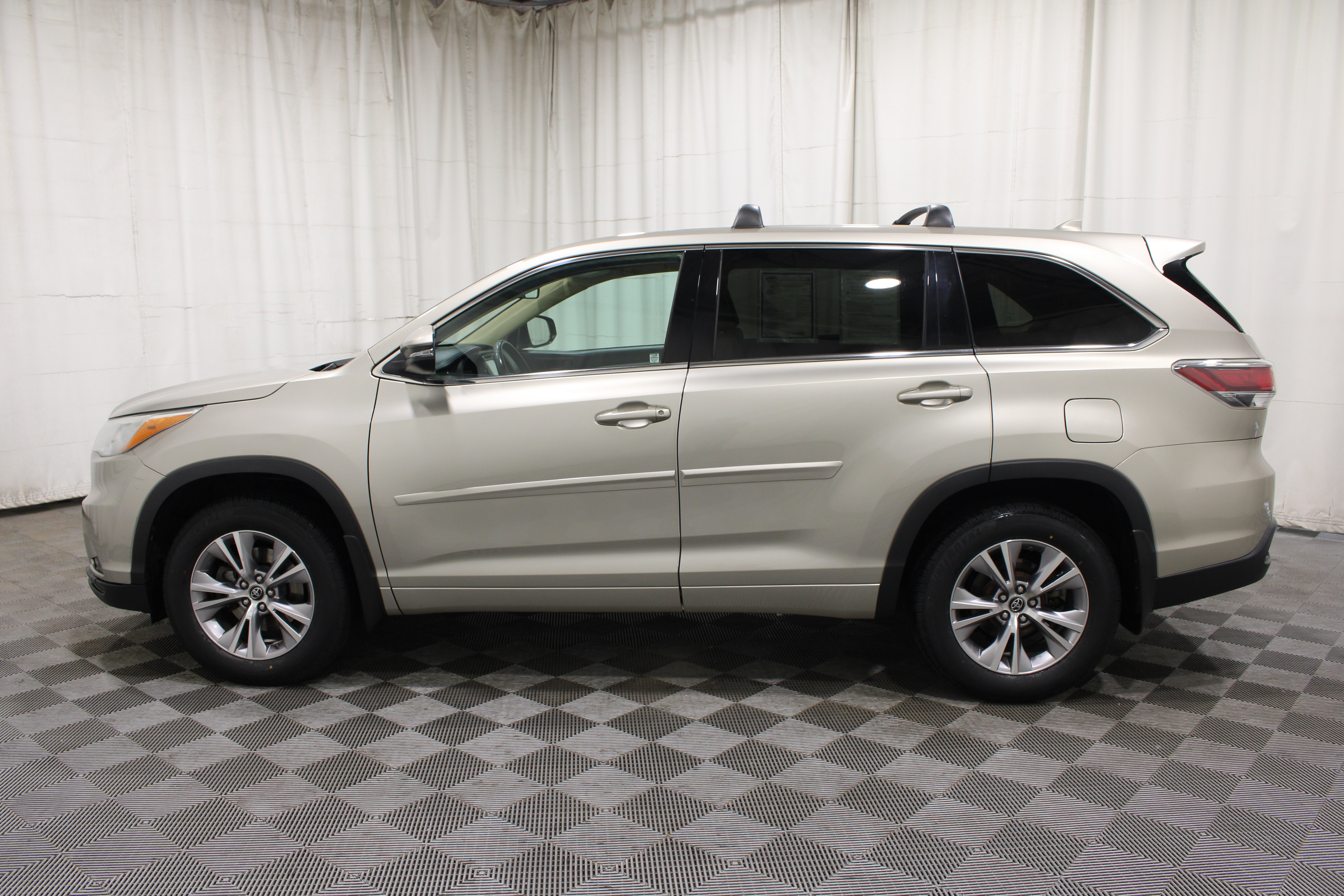 Used 2016 Toyota Highlander Plus w/ Protection Package #3 AWD/4WD image 30