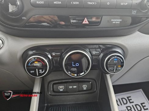 Used 2024 Hyundai Venue SEL FWD image 22