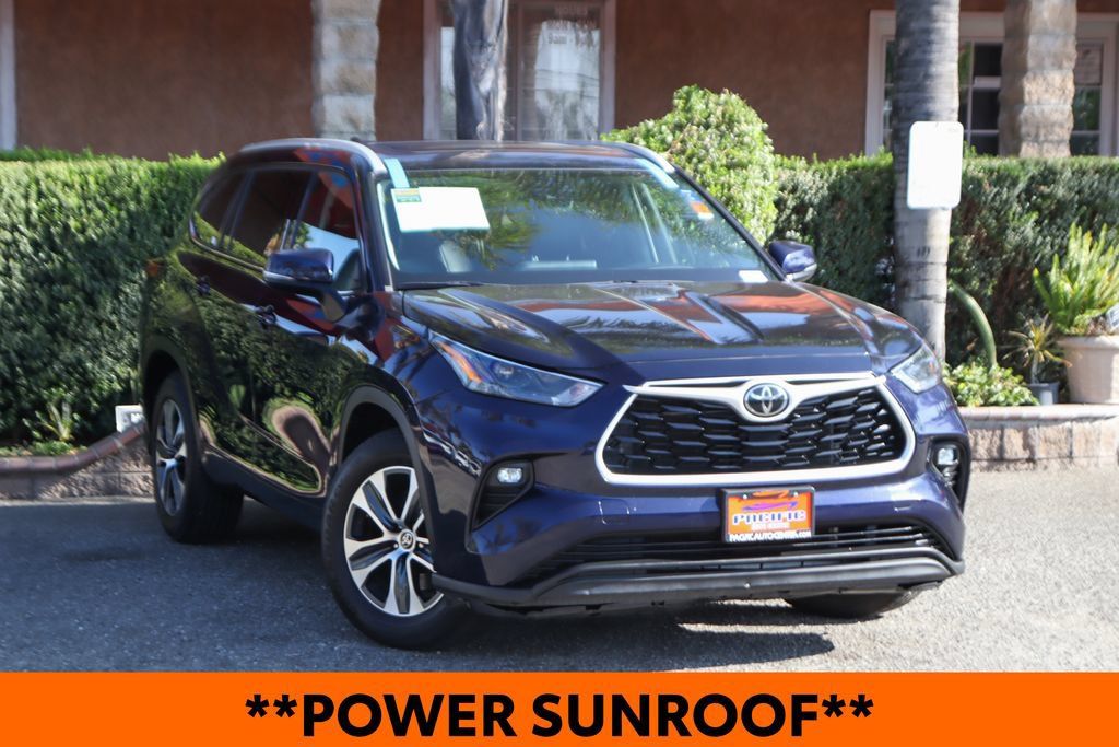 Used 2022 Toyota Highlander XLE FWD image 2