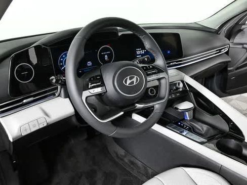 New 2025 Hyundai Elantra Limited image 4