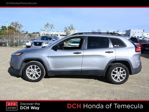 Used 2017 Jeep Cherokee Sport image 4