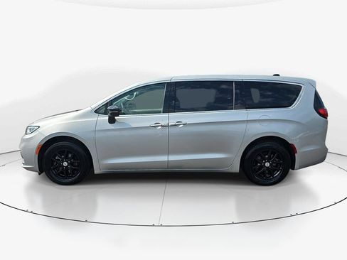 Used 2024 Chrysler Pacifica Touring-L FWD image 10