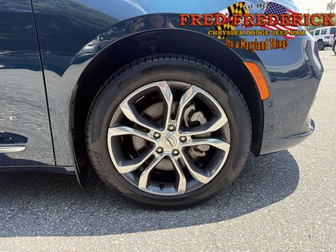 Used 2024 Chrysler Pacifica Pinnacle w/ Trailer Tow Group AWD/4WD image 10
