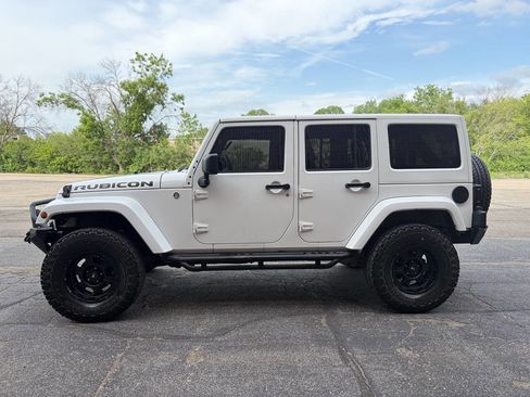 Used 2012 Jeep Wrangler Unlimited Rubicon w/ Connectivity Group AWD/4WD image 4