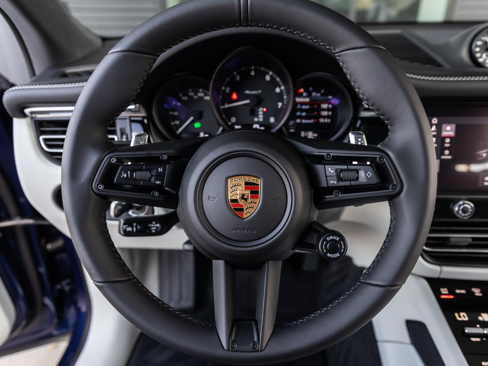Certified 2026 Porsche Macan Turbo AWD/4WD image 28