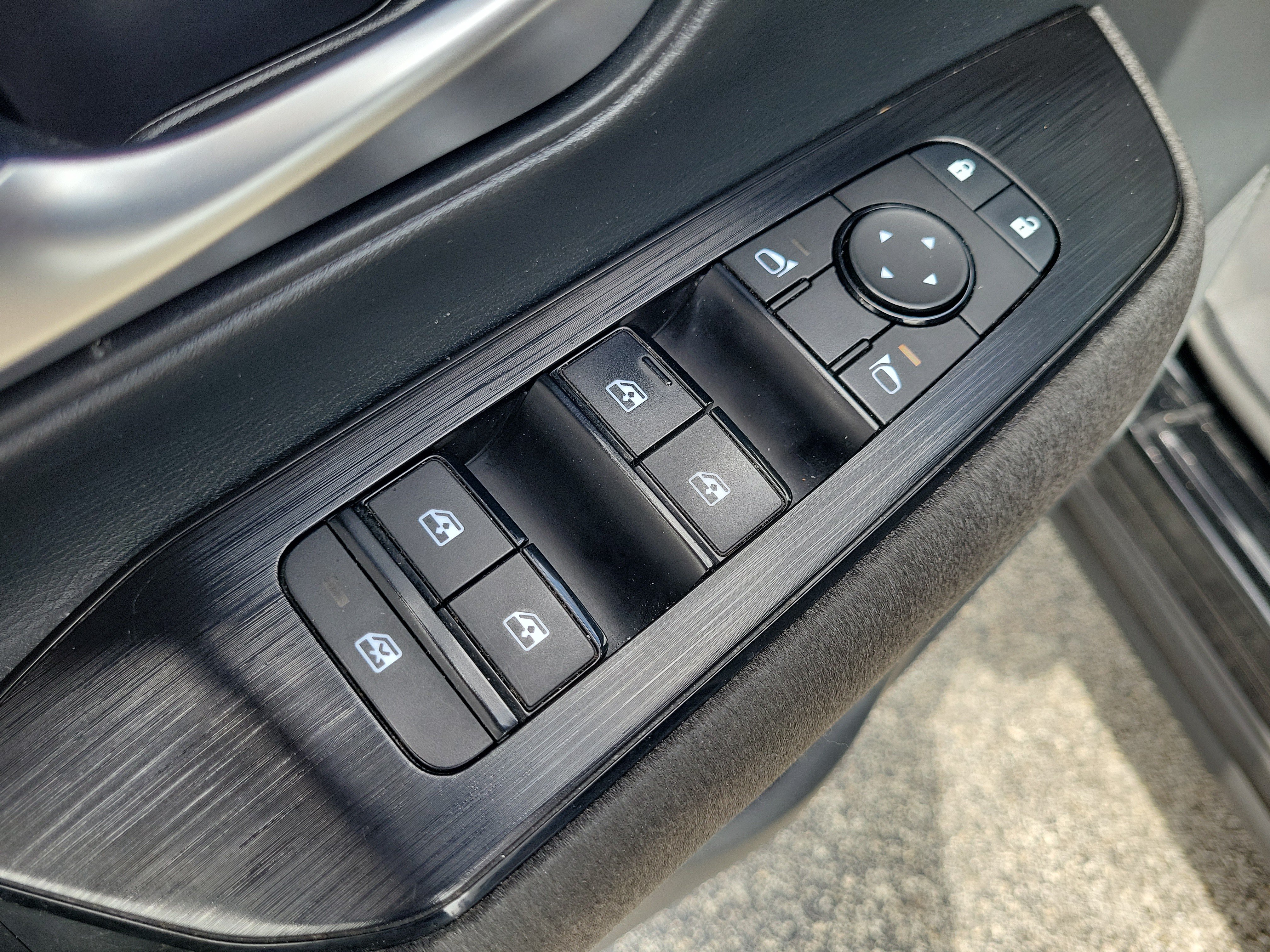 Certified 2025 Nissan Kicks SV w/ Charging Package FWD image 9