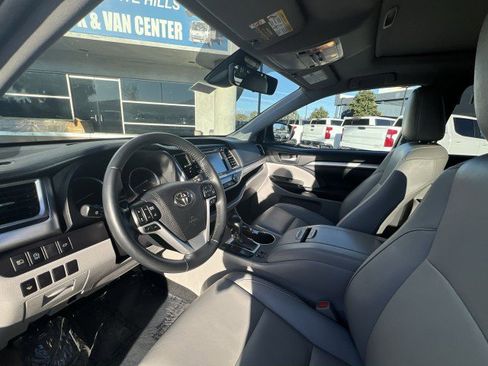 Used 2019 Toyota Highlander XLE image 10