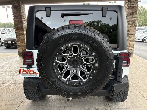 Used 2018 Jeep Wrangler Unlimited Sahara w/ Connectivity Group AWD/4WD image 7