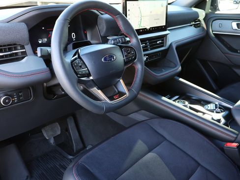 Used 2025 Ford Explorer ST image 3