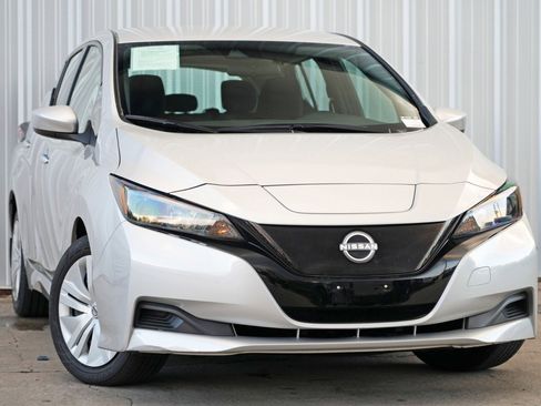 Used 2025 Nissan Leaf S image 2
