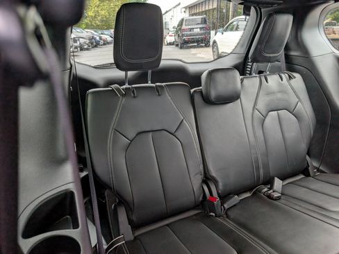 Used 2025 Chrysler Pacifica Select FWD image 12