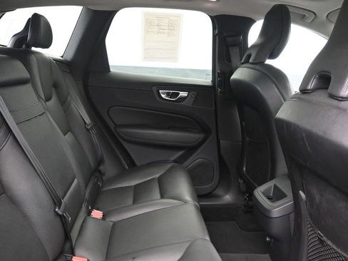 Used 2019 Volvo XC60 T5 Momentum w/ Premium Package image 13