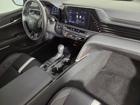 Used 2025 Toyota Camry SE w/ Convenience Package FWD image 31