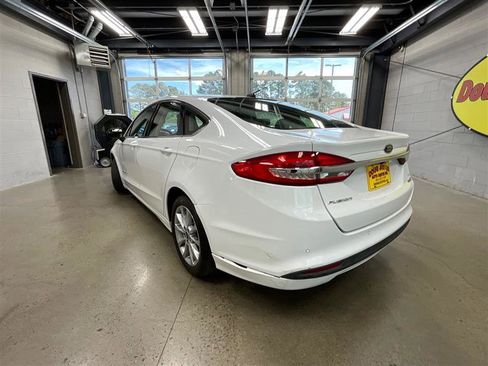 Used 2017 Ford Fusion SE image 3