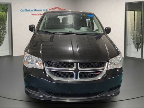 Used 2018 Dodge Grand Caravan SE w/ UConnect Hands-Free Group image 2