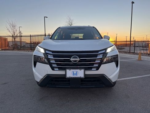 Used 2024 Nissan Rogue SV image 2