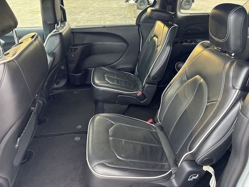 Used 2025 Chrysler Pacifica Limited FWD image 17
