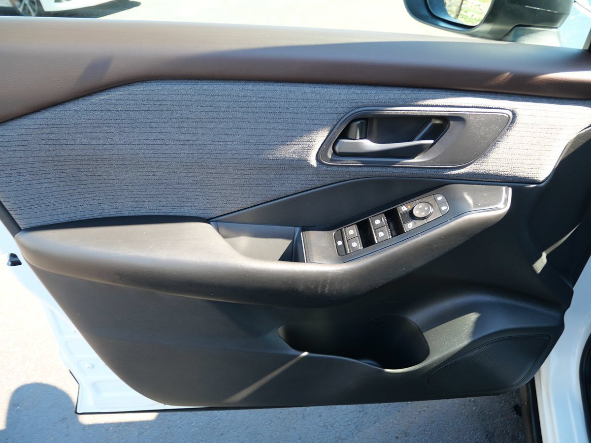Used 2023 Nissan Rogue S AWD/4WD image 13