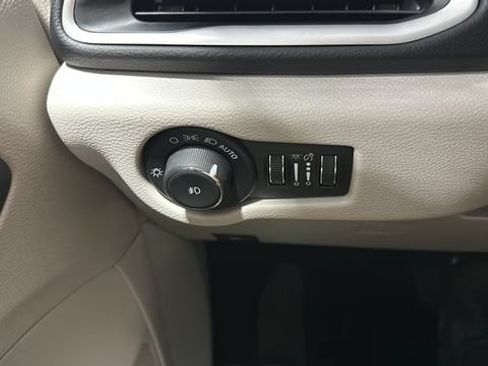 Used 2024 Chrysler Pacifica Touring-L FWD image 10