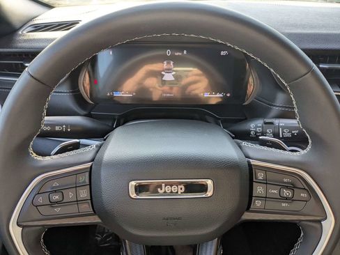 Used 2025 Jeep Grand Cherokee Laredo X RWD image 28
