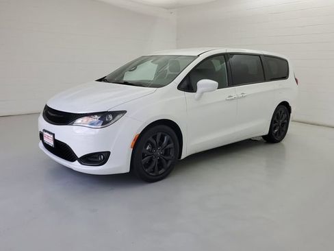 Used 2018 Chrysler Pacifica Touring Plus w/ S Appearance Package image 1