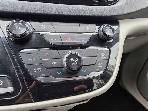 Used 2020 Chrysler Voyager Lxi FWD image 27