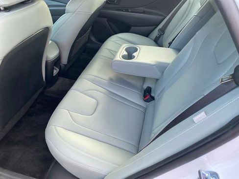 Used 2025 Hyundai Elantra Limited FWD image 21