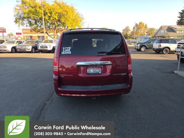 Used 2010 Chrysler Town & Country Touring w/ Entertainment Group #2 FWD image 7