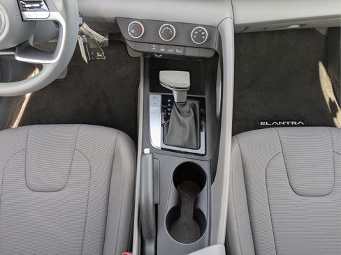 Certified 2025 Hyundai Elantra SE FWD image 34