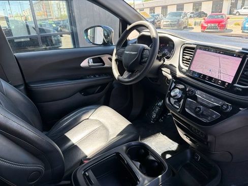 Used 2022 Chrysler Pacifica Touring-L w/ Uconnect Theater Family Group FWD image 12