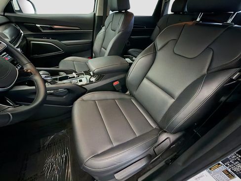 Used 2025 Kia Telluride LX FWD image 11