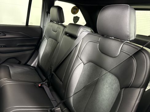 New 2025 Jeep Grand Cherokee Altitude image 10