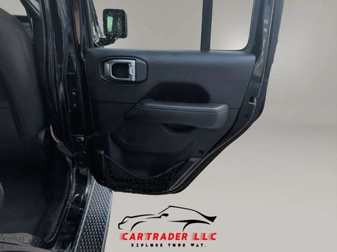 Used 2018 Jeep Wrangler Unlimited Sahara w/ LED Lighting Group AWD/4WD image 13