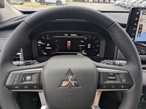 New 2025 Mitsubishi Outlander SE image 30