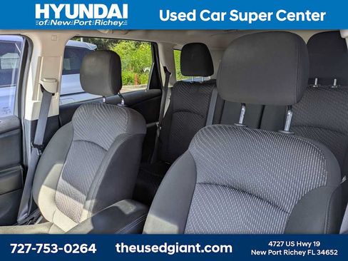 Used 2019 Dodge Journey SE w/ Connectivity Group FWD image 3
