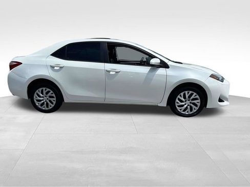 Used 2017 Toyota Corolla LE FWD image 2