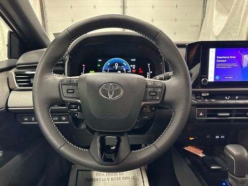 Used 2025 Toyota Camry SE image 18