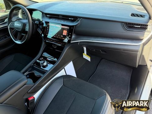 New 2026 Jeep Grand Cherokee Altitude AWD/4WD image 11