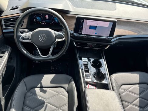 Used 2025 Volkswagen Atlas SE FWD image 23
