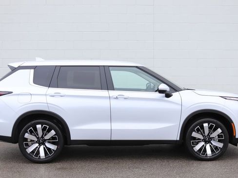 New 2026 Mitsubishi Outlander SE image 2