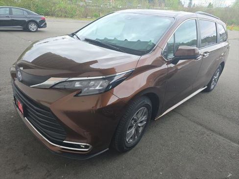 Certified 2024 Toyota Sienna XLE image 1