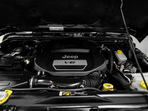 Used 2018 Jeep Wrangler Unlimited Sahara w/ Connectivity Group image 45